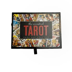 The Essential Tarot Book & Card Set with Box Hanson-Roberts